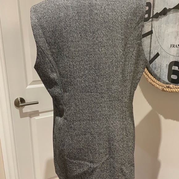 Beautiful tweed vest from the Conrad Collection. - Picture 6 of 7